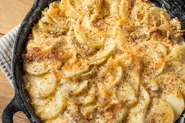 Zelfgemaakte Cheesy Potatoes Gratin Een Pan — Stockfoto