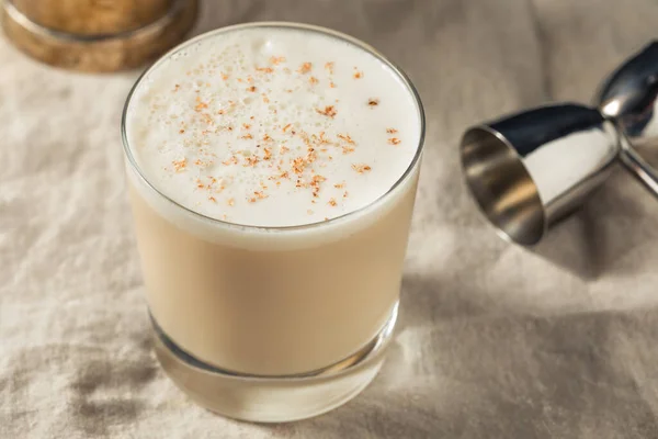 Hausgemachter Boozy Brandy Milk Punch Cocktail Mit Muskatnuss — Stockfoto