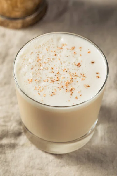 Hemlagad Boozy Brandy Milk Punch Cocktail Med Muskot — Stockfoto