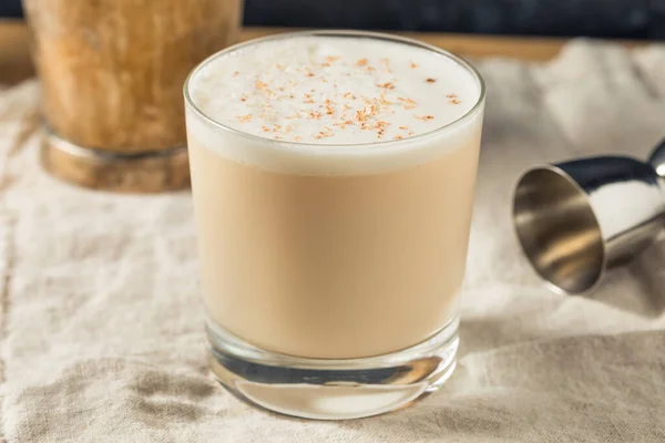 Hemlagad Boozy Brandy Milk Punch Cocktail Med Muskot — Stockfoto