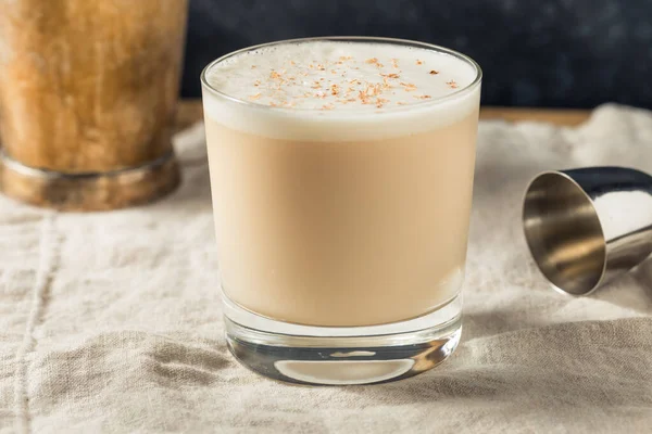 Házi Készítésű Részeges Brandy Milk Punch Koktél Szerecsendióval — Stock Fotó