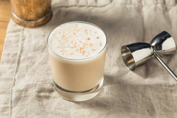 Zelfgemaakte Boozy Brandy Milk Punch Cocktail Met Nootmuskaat — Stockfoto