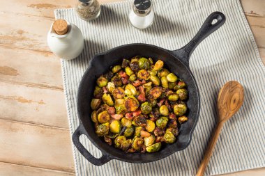 Jambon ve zeytinyağlı ev yapımı Sauteed Brüksel lahanası.