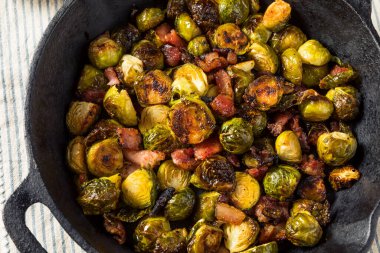 Jambon ve zeytinyağlı ev yapımı Sauteed Brüksel lahanası.