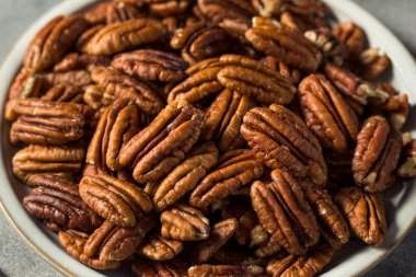 Kase içinde çiğ organik kahverengi fındıklar