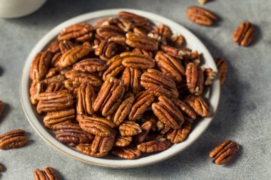 Kase içinde çiğ organik kahverengi fındıklar