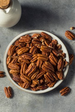 Kase içinde çiğ organik kahverengi fındıklar