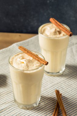 Donmuş Kremalı Yumurtalı Milkshake Tarçınlı