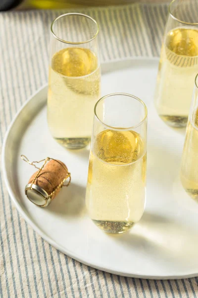 Drank Verfrissende Champagne Fluiten Voor Oudejaarsavond — Stockfoto