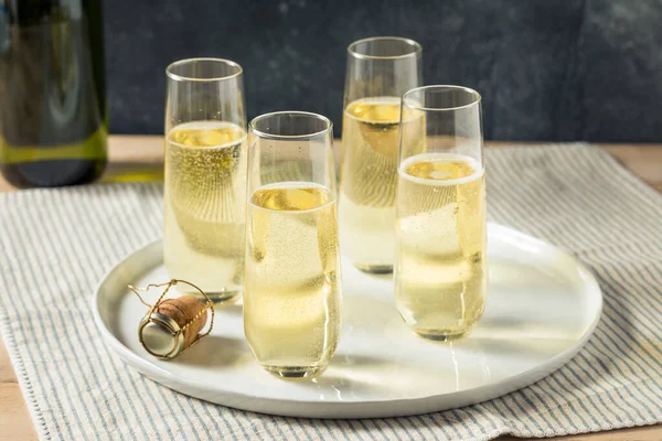 Пьяные Освежающие Шампанские Флейты Новый Год — стоковое фото