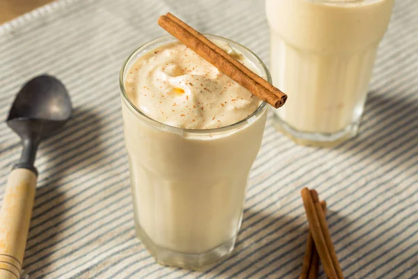 Milk Shake Crémeux Lait Poule Congelé Avec Cannelle Dans Verre — Photo