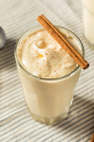 Frozen Creamy Eggnog Milkshake Con Cannella Bicchiere — Foto Stock