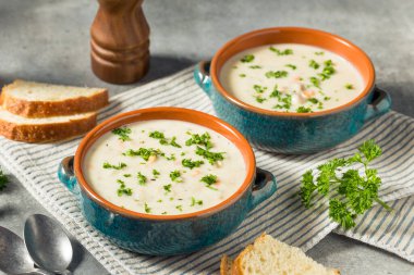 Ekmek ve maydanozlu ev yapımı kremalı midye çorbası.