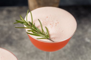 Biberiye ve limonla soğuk kış kokteyli.