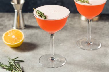 Biberiye ve limonla soğuk kış kokteyli.