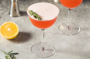 Biberiye ve limonla soğuk kış kokteyli.