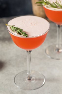 Biberiye ve limonla soğuk kış kokteyli.