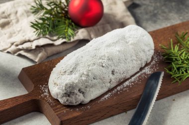 Kurutulmuş meyve ve pudra şekerli ev yapımı Noel Çalıntı Ekmeği