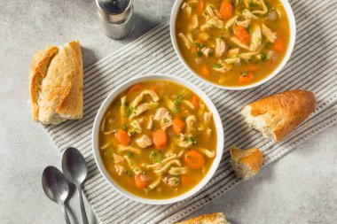 Havuç ve kereviz ile ev yapımı tavuk şehriye çorbası