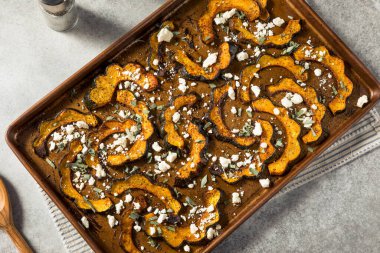 Sage ve Feta ile ev yapımı kavrulmuş meşe palamudu.