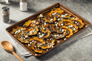 Sage ve Feta ile ev yapımı kavrulmuş meşe palamudu.