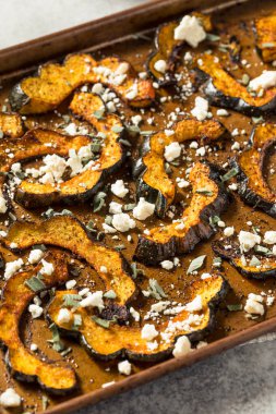 Sage ve Feta ile ev yapımı kavrulmuş meşe palamudu.