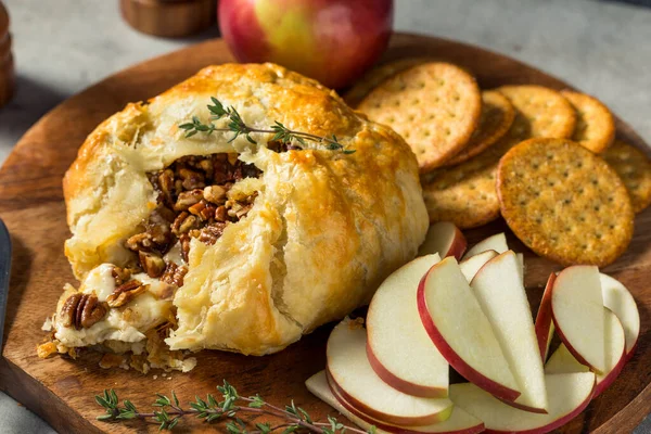 Homemade Baked Brie Puff Pstry Apple Crackers — стокове фото