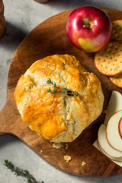 用苹果和饼干做的自制烤布里夫糕点 — 图库照片