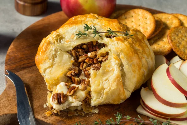 Zelfgebakken Brie Puff Pastry Met Apple Crackers — Stockfoto