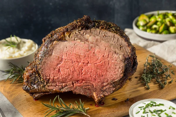 Hausgemachter Prime Rib Beef Braten Mit Meerrettichsoße Und Kartoffeln — Stockfoto