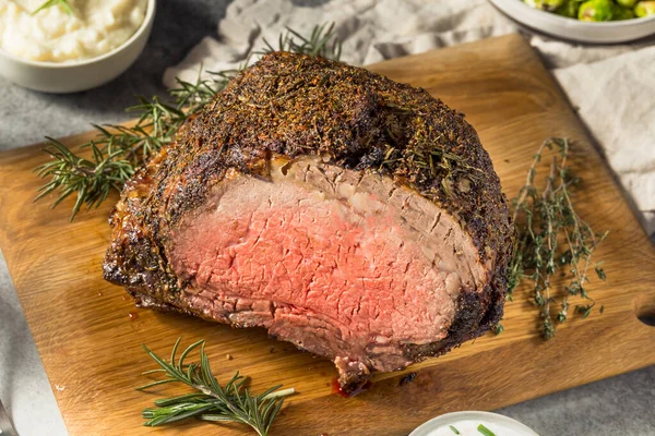Hausgemachter Prime Rib Beef Braten Mit Meerrettichsoße Und Kartoffeln — Stockfoto