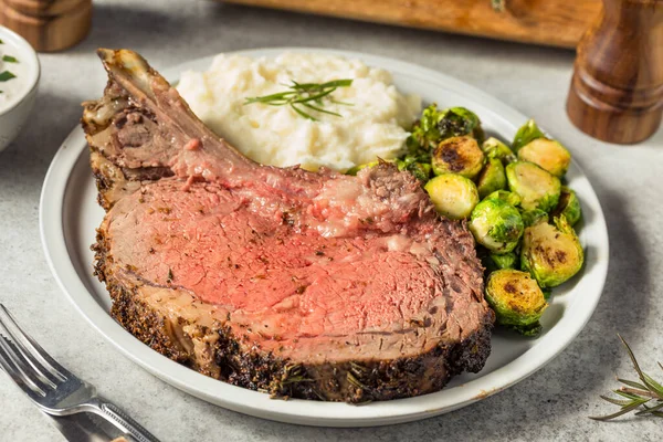 Homemade Berdiri Prime Rib Beef Roast Dengan Saus Horseradish Dan — Stok Foto
