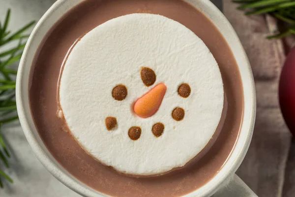 スノーマンマシュマロで温かいホットチョコレートを飲む準備ができて — ストック写真