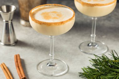 İçkili Soğuk Noel Eggnog Martini Bir Coupe 'de