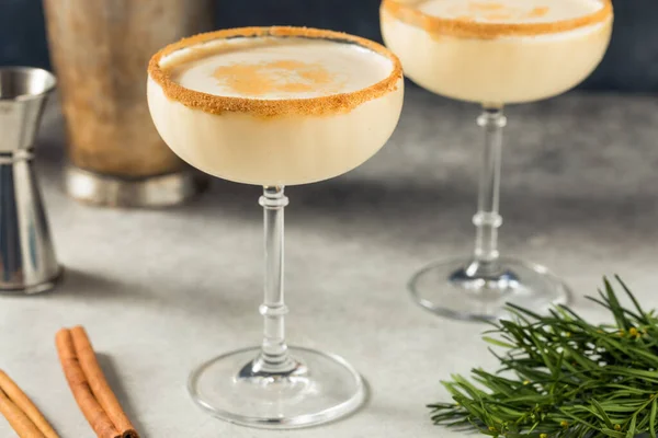 Çkili Soğuk Noel Eggnog Martini Bir Coupe — Stok fotoğraf