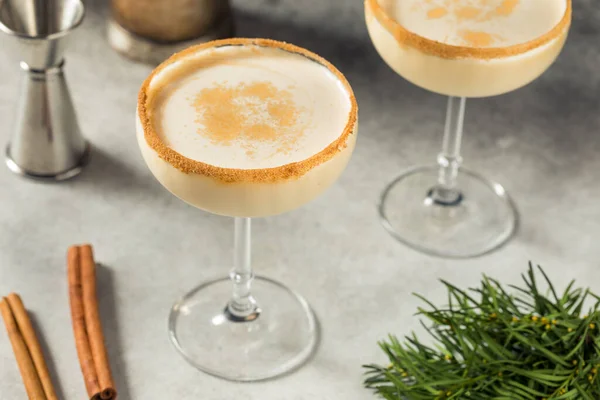 Boozy Studené Vánoční Vaječný Koňak Martini Kupé — Stock fotografie