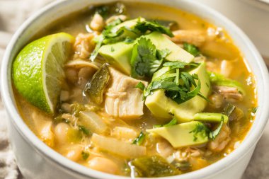 Ev yapımı beyaz tavuklu Chili con Carne ve yanında patates kızartması.