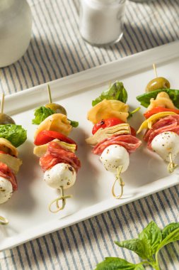 Mozarella Salam ve Enginar ile ev yapımı Antipasto Isırık Aperatifi