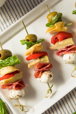 Mozarella Salam ve Enginar ile ev yapımı Antipasto Isırık Aperatifi