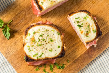 Ev yapımı Croque Monsieur Sandviç, jambon ve soslu.