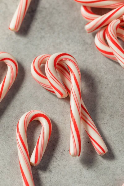 红白相间的薄荷糖小蜡烛作为圣诞礼物 — 图库照片
