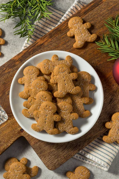 Hemlagat Pepparkakor Män Cookies Med Socker Tallrik — Stockfoto