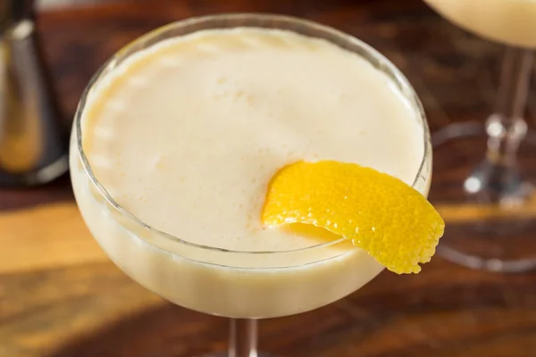 Boozy Uppfriskande Advocaat Canary Flip Cocktail Med Citron — Stockfoto