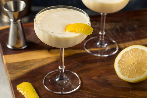 Boozy Erfrischende Advocaat Canary Flip Cocktail Mit Zitrone — Stockfoto