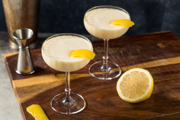 Boozy Erfrischende Advocaat Canary Flip Cocktail Mit Zitrone — Stockfoto