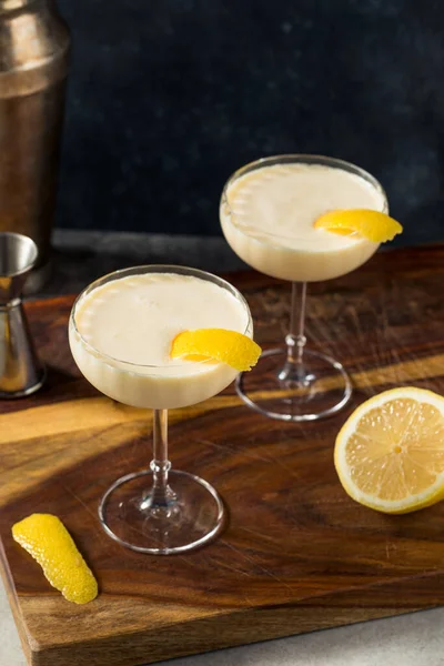 Alkohol Orzeźwiający Advocaat Canary Flip Cocktail Cytryną — Zdjęcie stockowe
