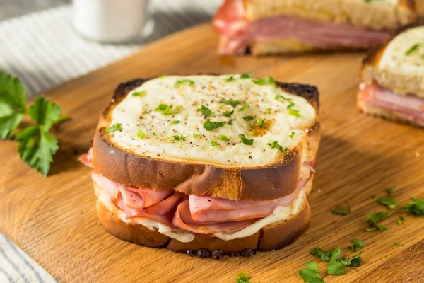 Croque Monsieur Sandwich Fatto Casa Con Prosciutto Salsa — Foto Stock