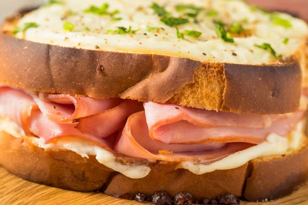 自制克罗克先生三明治与火腿和酱汁 — 图库照片