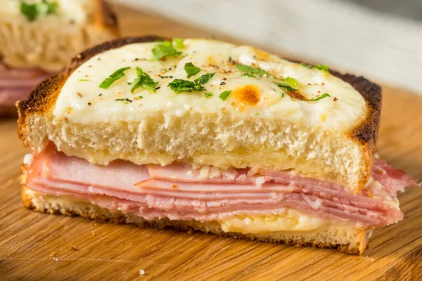 Zelfgemaakte Croque Monsieur Sandwich Met Ham Saus — Stockfoto