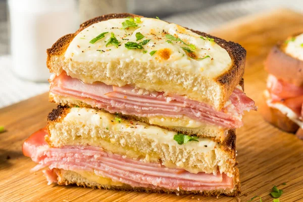 Zelfgemaakte Croque Monsieur Sandwich Met Ham Saus — Stockfoto